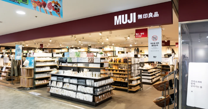 【Money Plus執筆】無印良品の業績が絶好調な理由――世界経済の逆風下でも伸びる秘密と「ニトリ」との違い