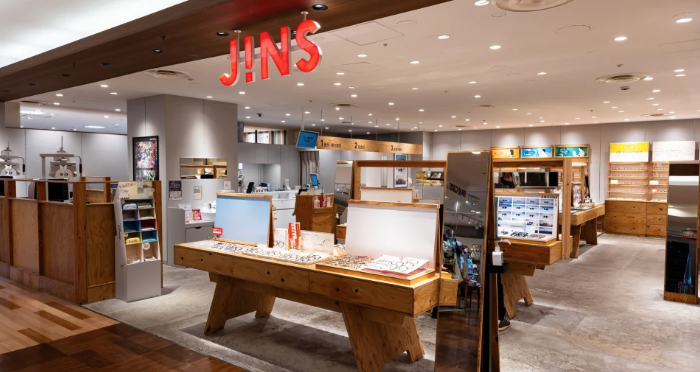 【MONEY PLUS執筆】「JINS」「Zoff」「JEH」メガネ3社がそろって好決算！ 市場が注目する「4つの追い風」とそれぞれの強み